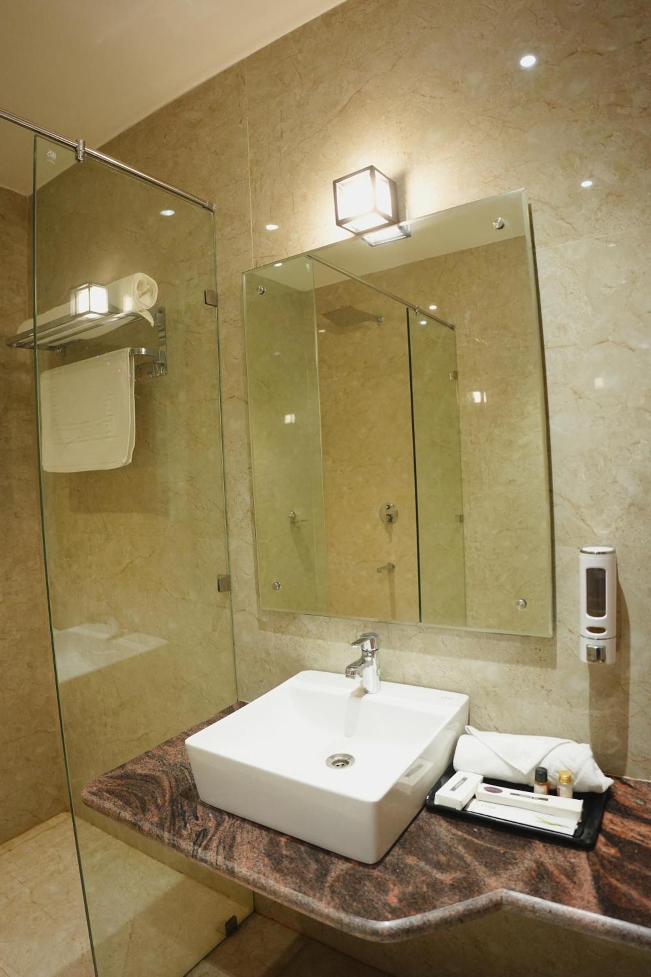 The Krati Resort And Convention Centre Барелі Екстер'єр фото